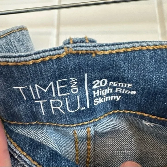 PLUS HIGH RISE skinny jeans in light wash, with distressed details, peti… - Picture 5 of 9